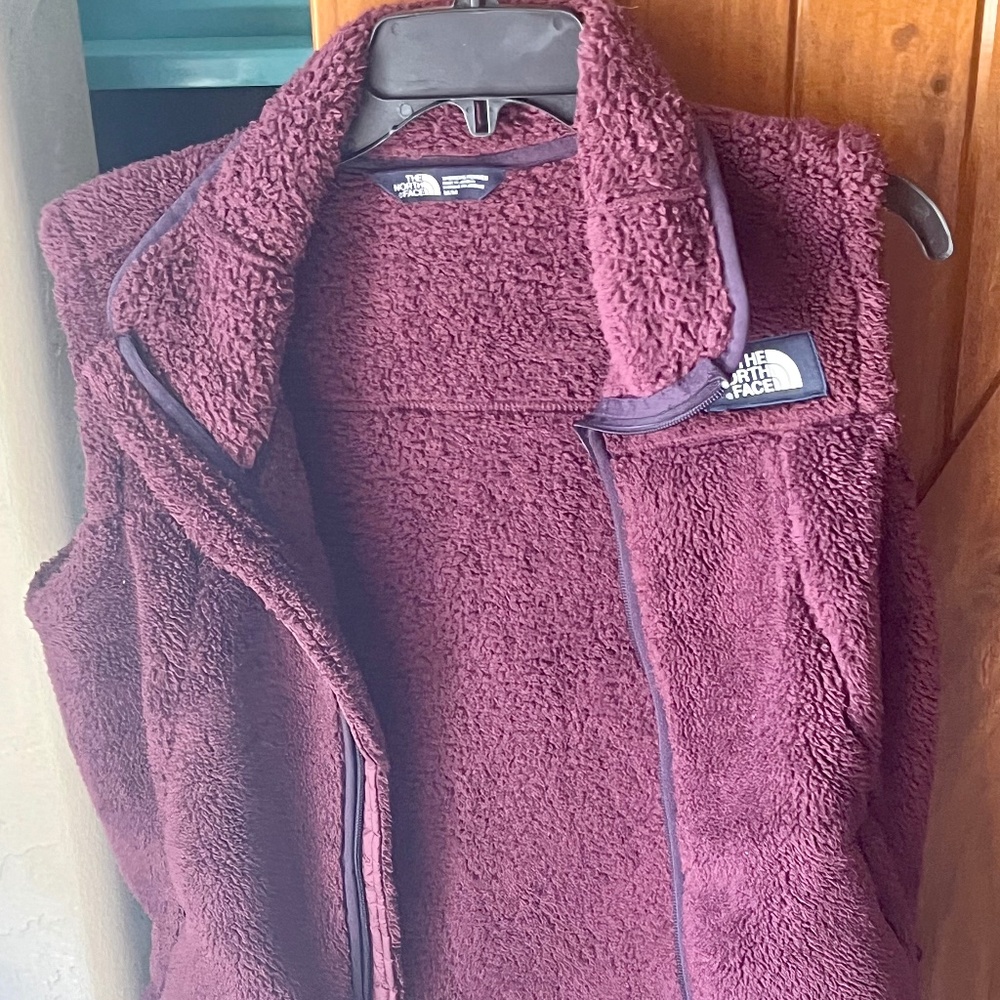 The North Face fleece Vest- burgundy/purple color